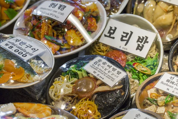 Mercado de alimentos tradicionales en Seúl, Corea . — Foto de Stock