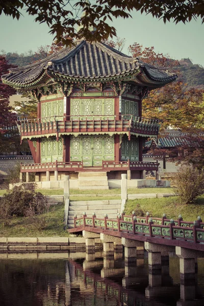 Herfst in Gyeongbokgung Palace in Seoul, Korea. — Stockfoto