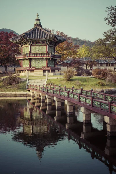 Kore, Seul 'deki Gyeongbokgung Sarayı' nda sonbahar.. — Stok fotoğraf