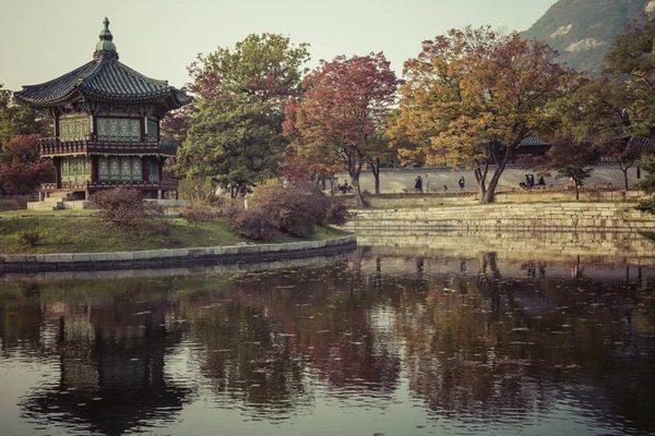 Outono no Palácio Gyeongbokgung em Seul, Coreia. — Fotografia de Stock