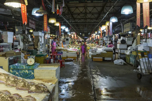 Seoul - 23 oktober 2016: Se shoppare på Noryangjin Fisheri — Stockfoto