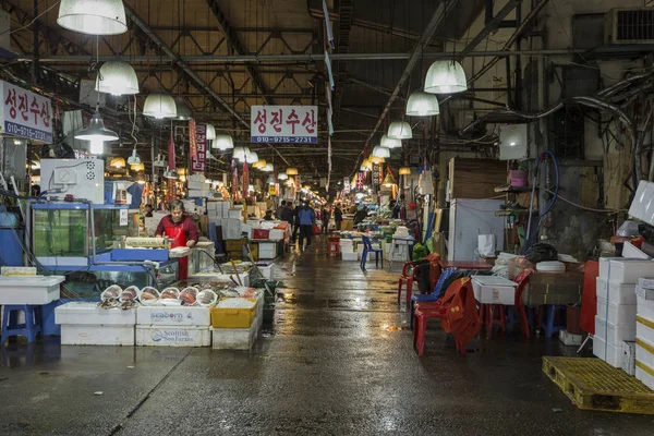 Seoul - 23 oktober 2016: Se shoppare på Noryangjin Fisheri — Stockfoto