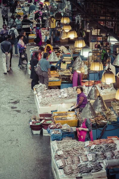 SEOUL - 23 ОКТЯБРЯ 2016: View of shoppers at Noryangjin Fisheri — стоковое фото