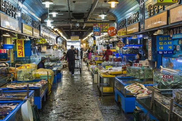 ソウル - 2016 年 10 月 23 日: 可楽市場で魚を売ってベンダー私 — ストック写真