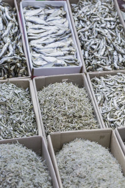 Traditioneller Marktstand mit getrockneten Meeresfrüchten in Kisten. — Stockfoto