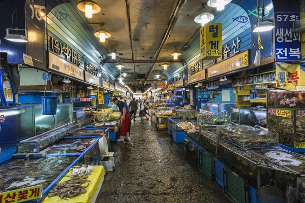 ソウル - 2016 年 10 月 23 日: 可楽市場で魚を売ってベンダー私 — ストック写真