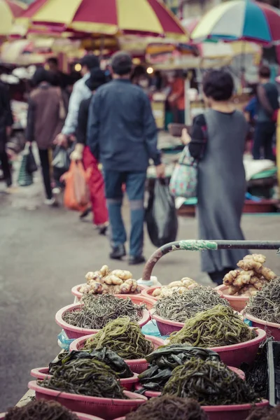 BUSAN - OCTOBER 27, 2016: Fresh fish and seafood at Jagalchi Fis — Stock Photo, Image