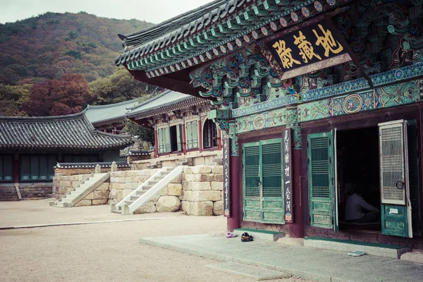 Busan - 27 oktober 2016: sierlijke Jijangjeon Hall van de Beomeosa — Stockfoto
