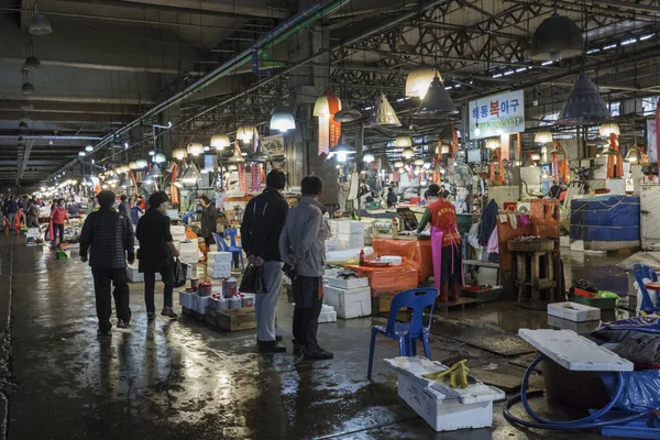 Seoul - 23 oktober 2016: Se shoppare på Noryangjin Fisheri — Stockfoto