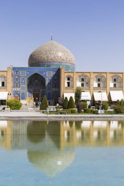 ISFAHAN, İRAN - 06 Ekim 2016: İran 'ın İsfahan kentindeki Naqhsh-e Cihan Meydanı' ndaki Şeyh Lotfollah Camii