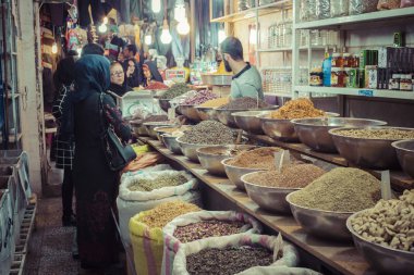 Isfahan, Iran - 06 Ekim 2016: Geleneksel İran pazarı (Ba