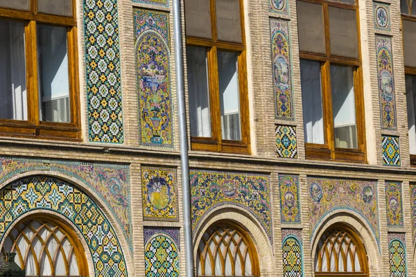 TEHRAN, IRÁN - 05 DE OCTUBRE DE 2016: Exteriores del palacio de Golestán an — Foto de Stock