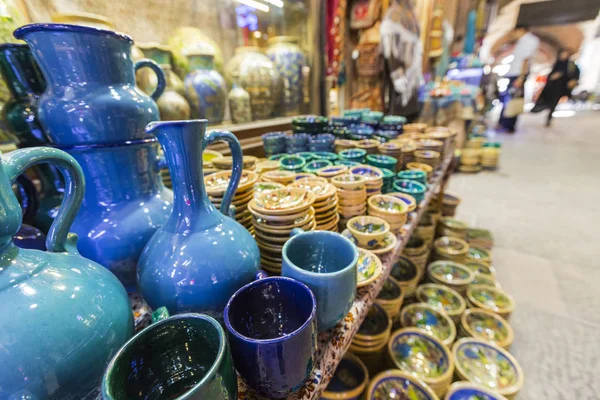 ISFAHAN, IRÁN - 06 DE OCTUBRE DE 2016: souvenirs tradicionales iraníes —  Fotos de Stock