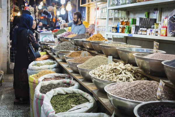 ISFAHAN, IRÃO - OUTUBRO 06, 2016: Mercado interno de especiarias em Isfahan — Fotografia de Stock