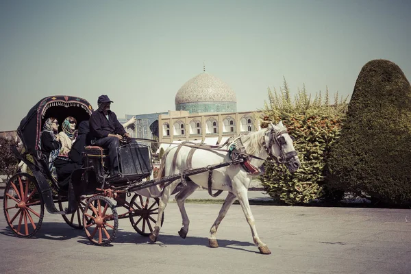 ISFAHAN, IRAN - OCTOBER 06, 2016: A horse and carriage at Naqsh- — Stock Photo, Image
