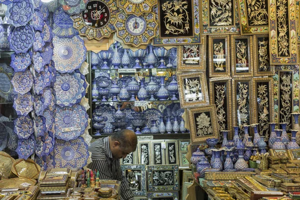 ISFAHAN, IRA - 06 OTTOBRE 2016: Mercato tradizionale iraniano (Ba — Foto Stock