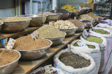 Çarşıda renkli baharatlar. İran. İsfahan.