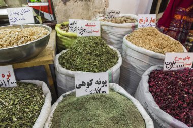 Çarşıda renkli baharatlar. İran. İsfahan.