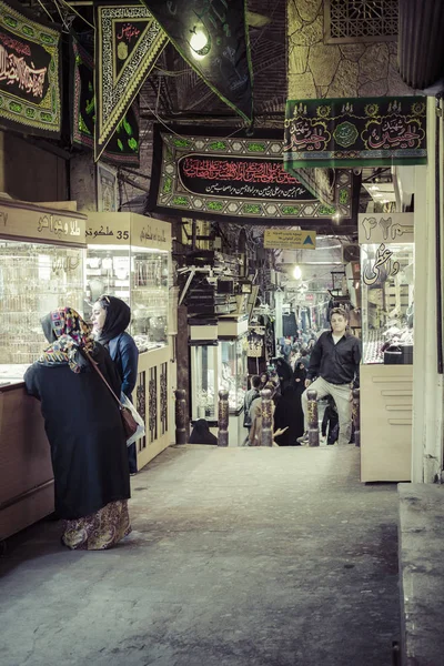 TEHERAN, IRAN - OUTUBRO 03, 2016: Pessoas no bazar central. Avó — Fotografia de Stock