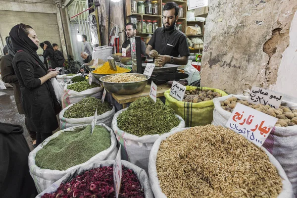 Isfahan, Iran - 06 oktober 2016: inuti kryddmarknaden på Isfahan — Stockfoto