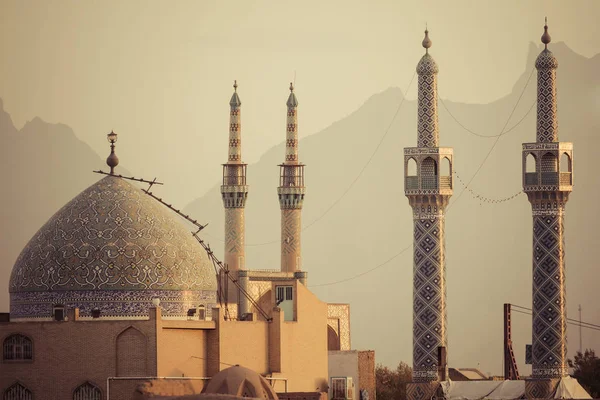 YAZD, IRAN OCTOBER 07, 2016: Panorama dari Yazd. Yazd adalah topinya — Stok Foto