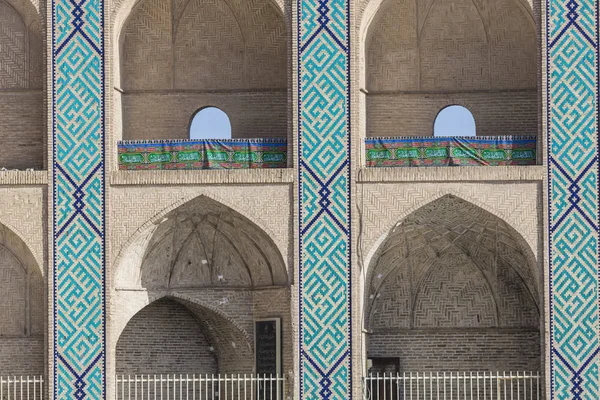 Yazd, iran - 07. Oktober 2016: Ornamente und Details auf der Fassade — Stockfoto