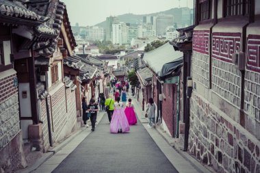 Seoul - Güney Kore - 21 Ekim 2016: bir kaç Bayan t dolaşırım.