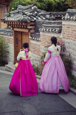 Seoul - Güney Kore - 21 Ekim 2016: bir kaç Bayan t dolaşırım.