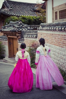 Seoul - Güney Kore - 21 Ekim 2016: bir kaç Bayan t dolaşırım.