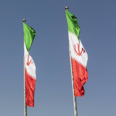  Mavi gökyüzü karşı Iran bayrakları