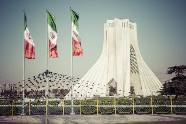 Tahran, Iran - 03 Ekim 2016: Azadi kule IRA flasgs ile