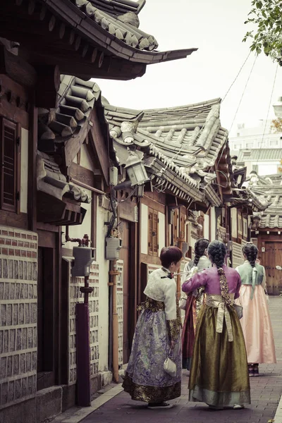 Seoel - Zuid-Korea - 21 oktober 2016: een paar vrouwen wandelen t — Stockfoto