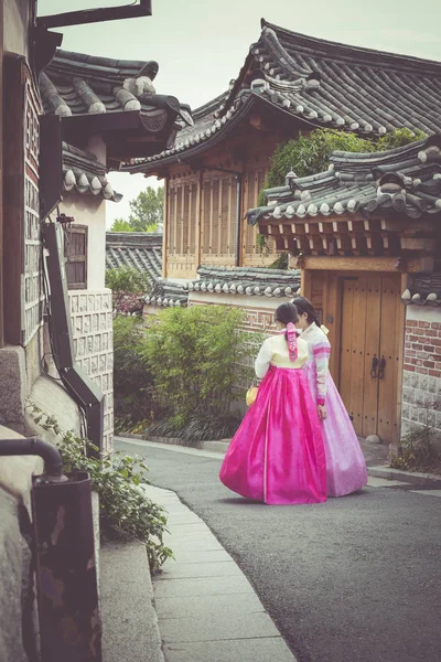 Seoul - Sydkorea - 21 oktober 2016: ett par kvinnor vandra t — Stockfoto