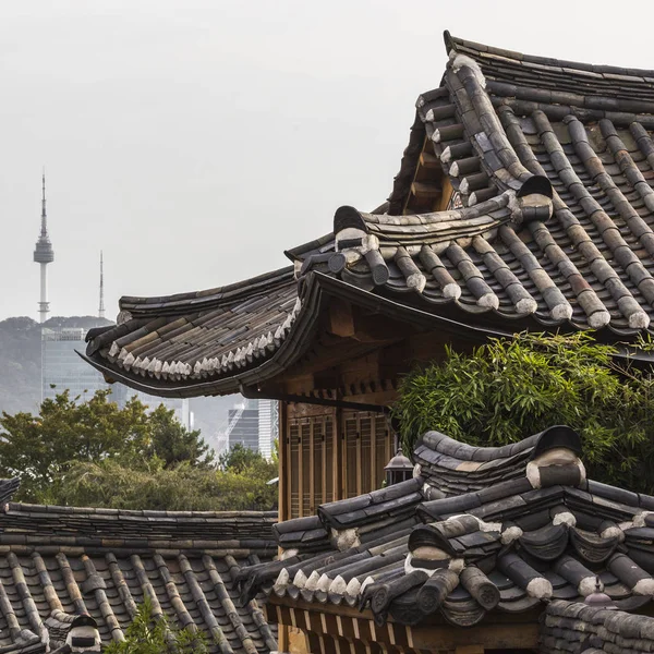 Bukchon Hanok Village är en av de berömda plats för koreanska trad — Stockfoto