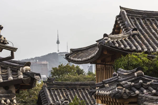 Bukchon Hanok Village är en av de berömda plats för koreanska trad — Stockfoto