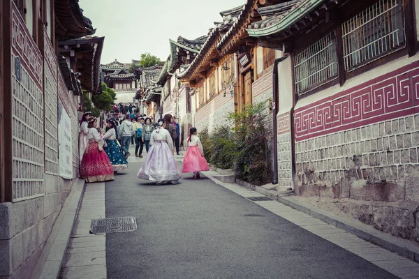Seoul - Korea Południowa - 21 października 2016: kilka kobiet wędrować t — Zdjęcie stockowe