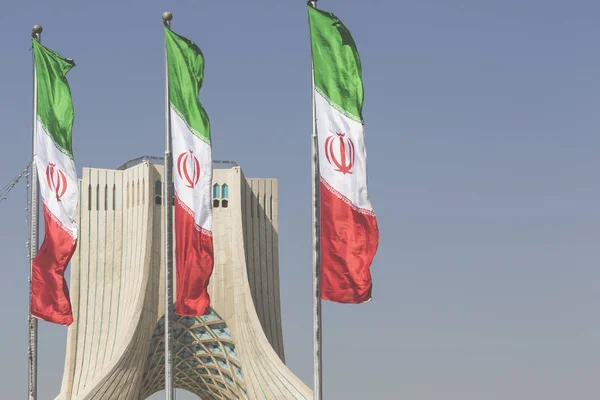TEHERAN, IRAN OCTOBER 03, 2016: Azadi Tower dengan termos Ira — Stok Foto