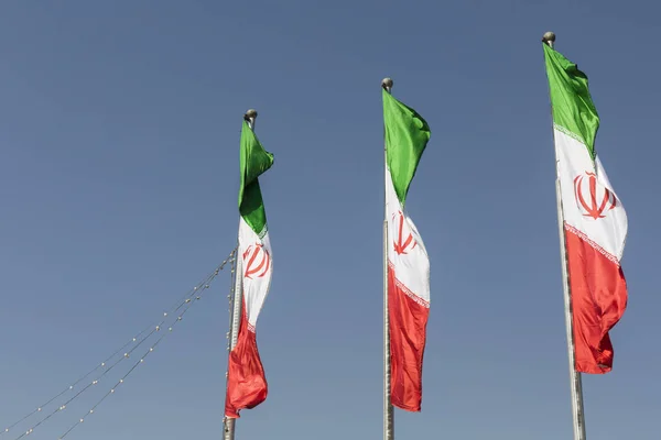 Bendera Iran melawan langit biru — Stok Foto