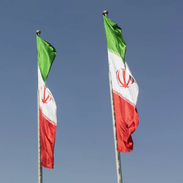 Bendera Iran melawan langit biru — Stok Foto