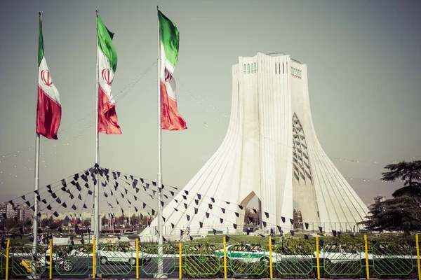 TEHERAN, IRAN OCTOBER 03, 2016: Azadi Tower dengan termos Ira — Stok Foto