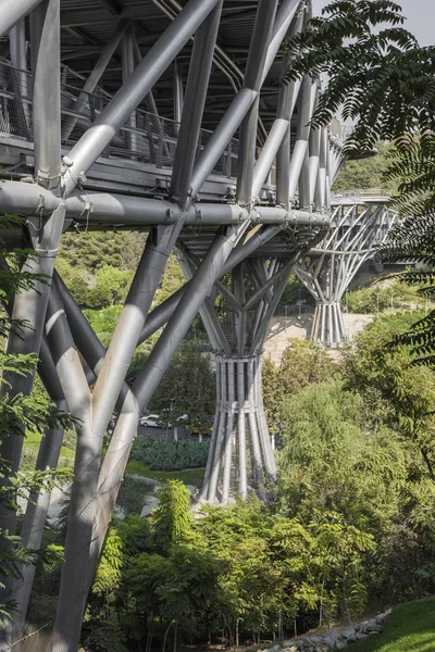 TEHERAN, IRÃO - OUTUBRO 05, 2016: Ponte de aço Tabiat conecta tw — Fotografia de Stock