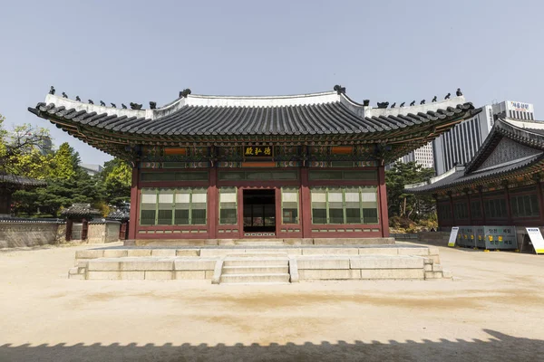 SEÚL - 21 DE OCTUBRE DE 2016: Palacio Deoksugung en Seúl, Kore del Sur — Foto de Stock