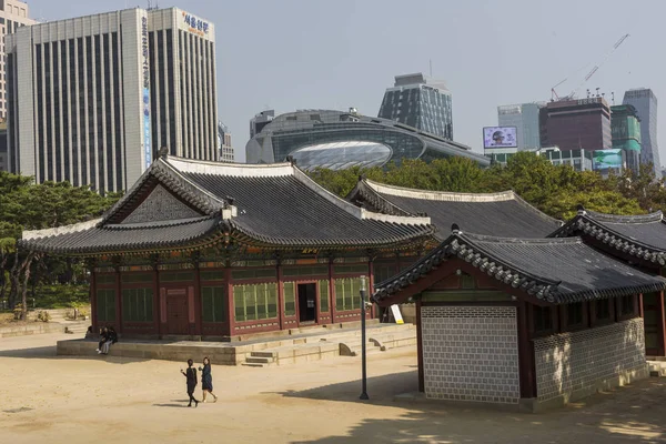 Seoul - 21 oktober 2016: Deoksugung-palatset i Seoul, South Kore — Stockfoto