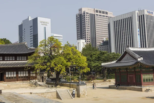 Seoul - 21 oktober 2016: Deoksugung-palatset i Seoul, South Kore — Stockfoto