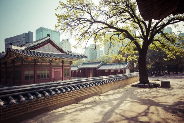 在首尔，韩国首尔-2016 年 10 月 21 日︰ 德寿宫 — 图库照片