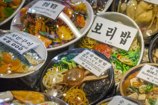 อาหารเกาหลีที่ตลาดท้องถิ่นในโซล เกาหลีใต้ . — ภาพถ่ายสต็อก