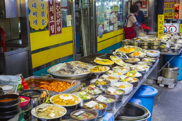 Koreańskie dania na rynku lokalnym w Seul, Korea Południowa. — Zdjęcie stockowe