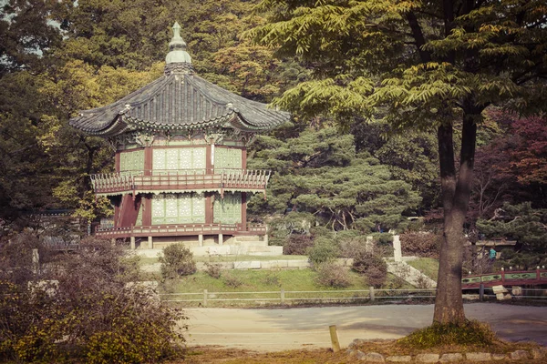 在首尔的皇帝宫殿。韩国。湖。山。反思 — 图库照片