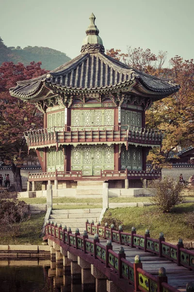 在首尔的皇帝宫殿。韩国。湖。山。反思 — 图库照片