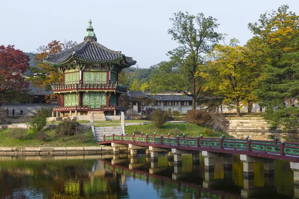 Emperor palace at Seoul. South Korea. Lake. Mountain. Reflection — Stock Photo, Image